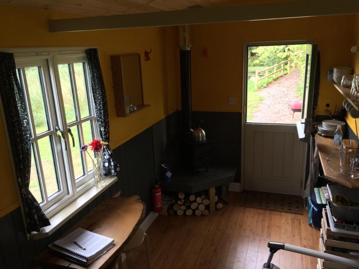 The Shepherds Hut At The Shippen, Tiphayes Honiton Exterior foto